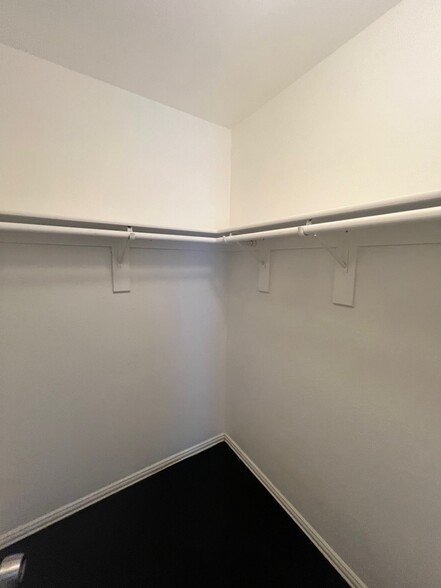 Building Photo - 2213 Ridgewood Dr