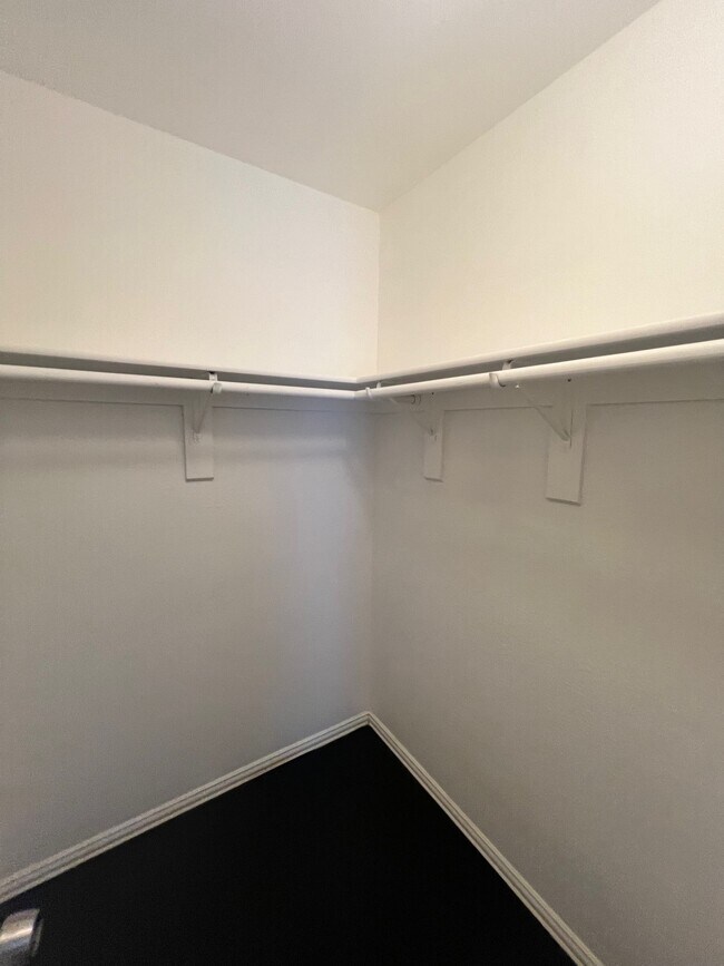 Building Photo - 2213 Ridgewood Dr