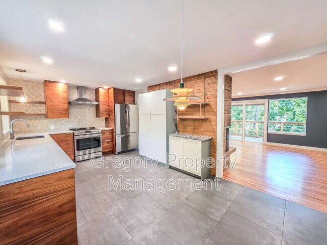 Building Photo - 15506 Juanita Dr NE