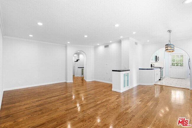 Building Photo - 910 N Alfred St