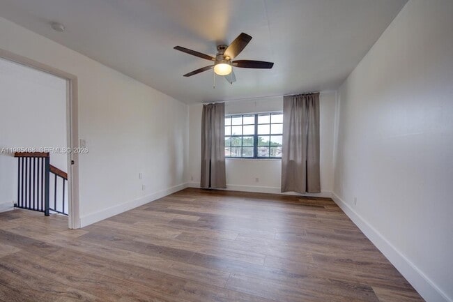 Building Photo - 1960 Bayberry Dr