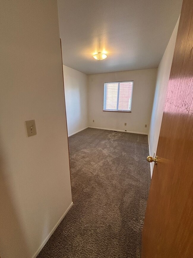 Building Photo - Great location for MSU and downtown.