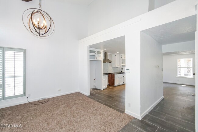 Building Photo - 908 Los Pinos Way