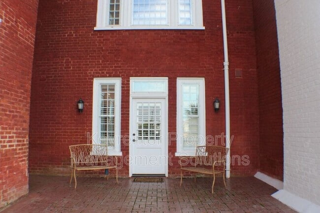 Building Photo - 100 W Village Dr