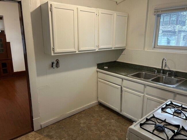 Building Photo - 3 Bedroom House