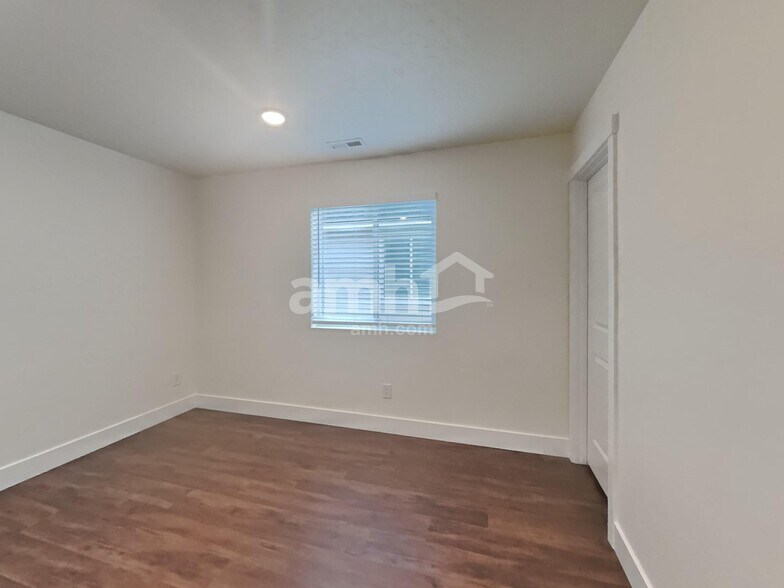 Building Photo - 1465 N Alderleaf Rd