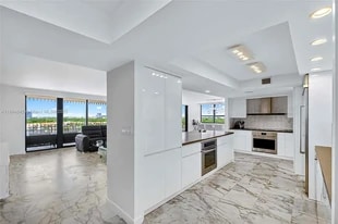 Building Photo - 2 Grove Isle Dr