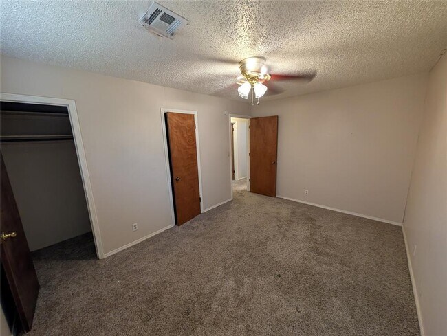 Building Photo - 122 Crystal Cir