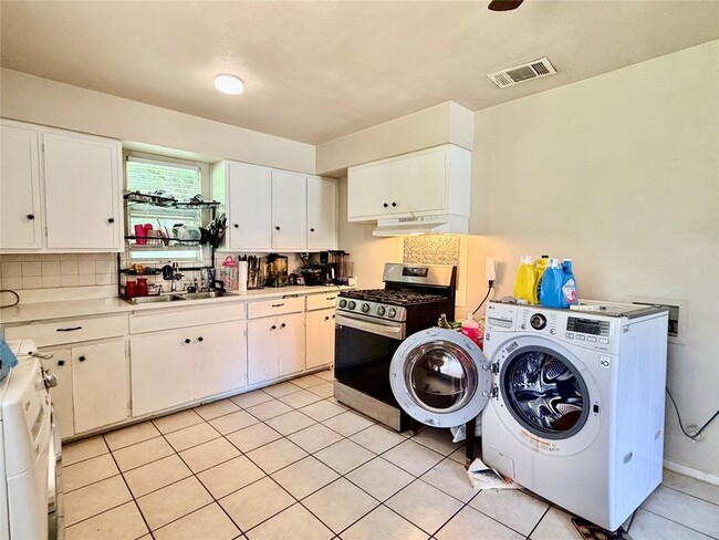 Building Photo - 1412 Oakwood Dr