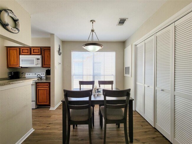Building Photo - 3506 Cove View Blvd