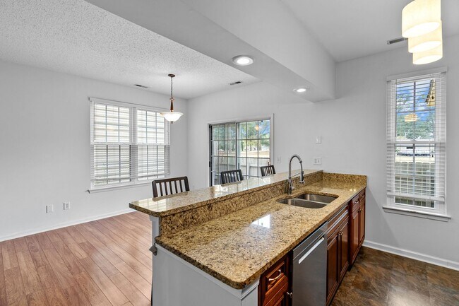 Building Photo - Stunning 2-bed condo in Virginia Beach