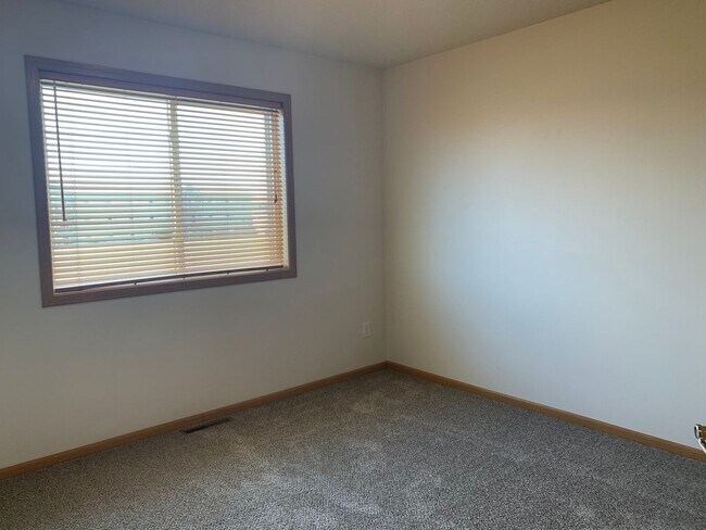 Building Photo - Spacious 4 Bedroom Townhome in Great Neigh...