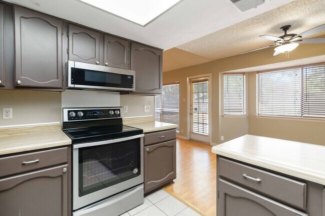 Building Photo - Charming 3-Bedroom Home Available for Rent!