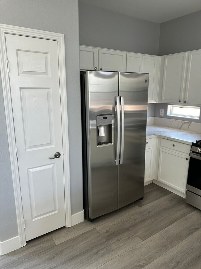 Building Photo - Newly Renovated 4 bedroom, 3 Bath with Pool