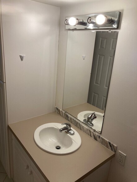 master sink - 2131 NW Lakeview Dr