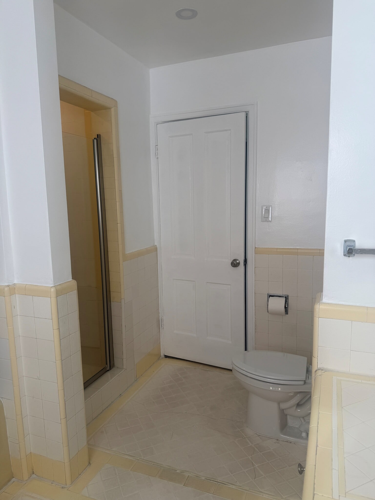 Main Bathroom - 3645 Monon St