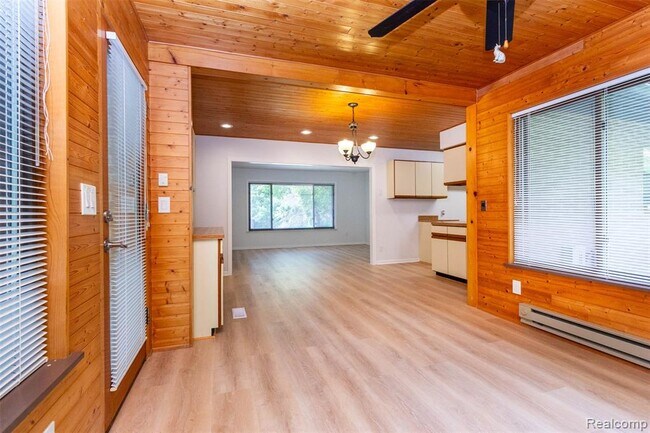 Building Photo - 7580 Thornwood St