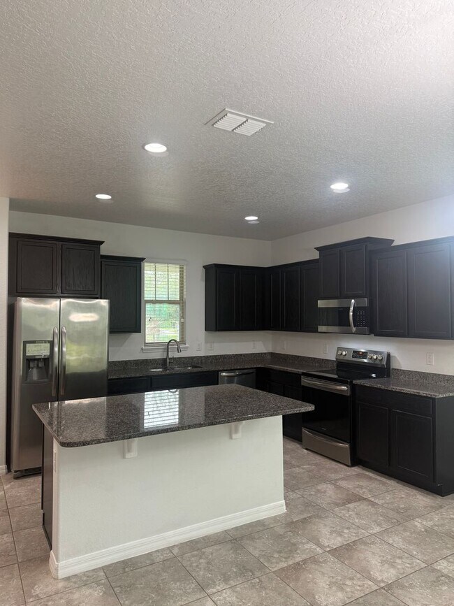 Building Photo - Home in WATERLEIGH Winter Garden!