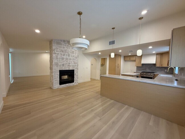 Building Photo - Gorgeous 3 bedrooms, 2.5 baths home