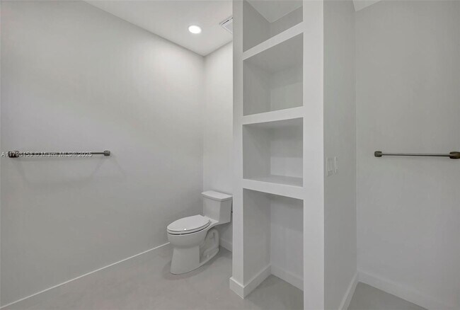 Building Photo - 6841 SW 71st Ave