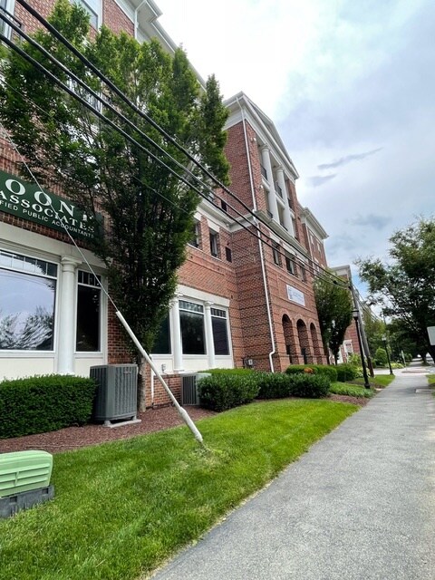 Building Photo - 8 Granite Pl