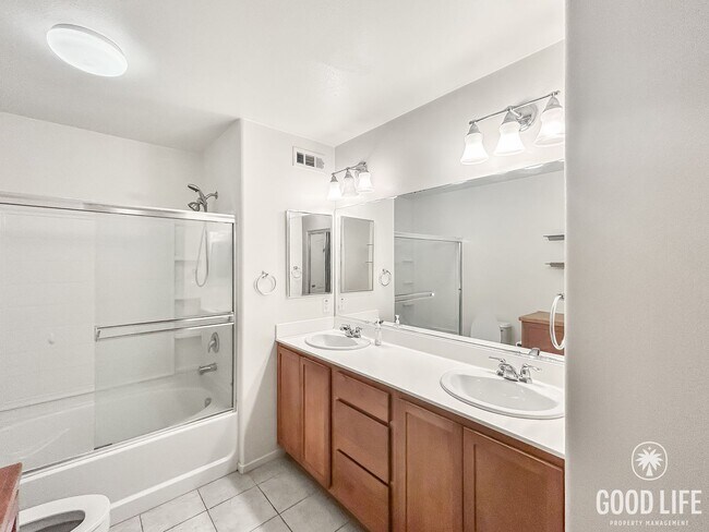 Building Photo - Stunning 2BD/2BA w/ In-Unit Laundry and At...