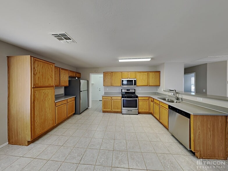 Building Photo - 43766 Elm Dr