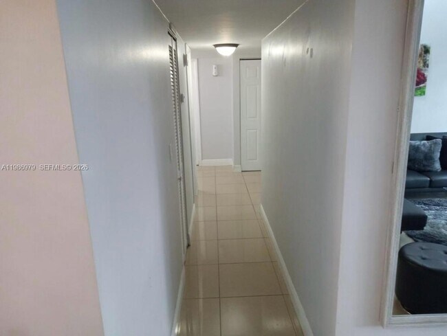 Building Photo - 8860 Fontainebleau Blvd