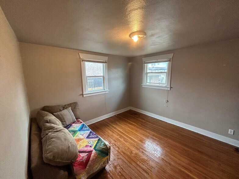 Back bedroom - 420 W Shannon Ave