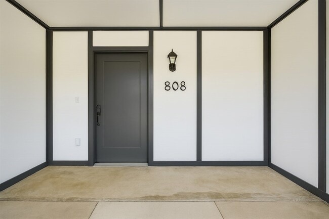 Building Photo - 808 Easter Dr