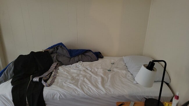 Building Photo - 2 bedroom 1 bath - available for June 1st ...