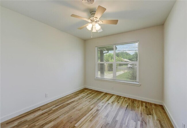 Building Photo - 4804 Menchaca Rd