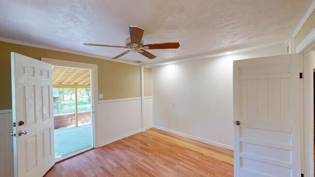 Building Photo - 605 Encino St