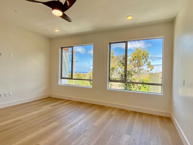 Building Photo - Enjoy The Coastal Carlsbad Village Lifestyle
