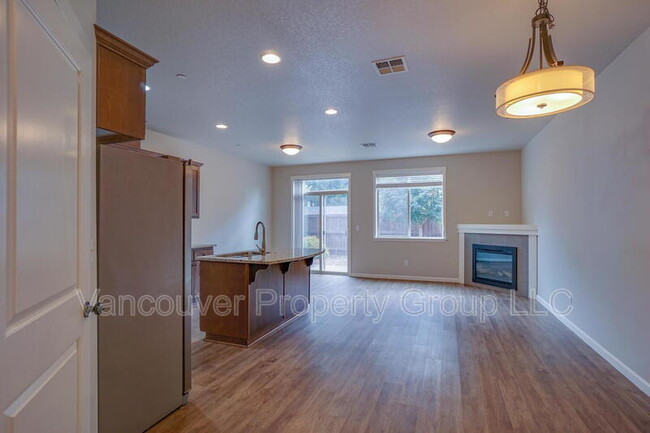 Building Photo - 5809 NE 71st Ave