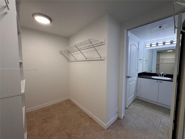 Building Photo - 9340 Fontainebleau Blvd