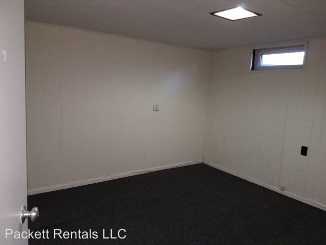 Building Photo - 627 Della St