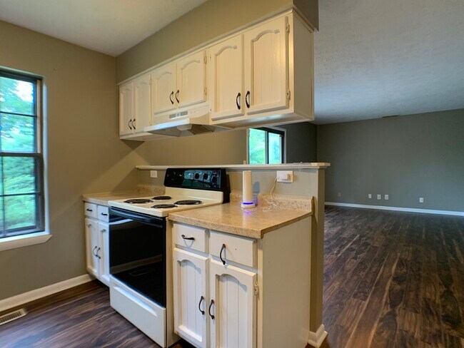 Building Photo - Cute Ranch in Lawrence with a Deck!