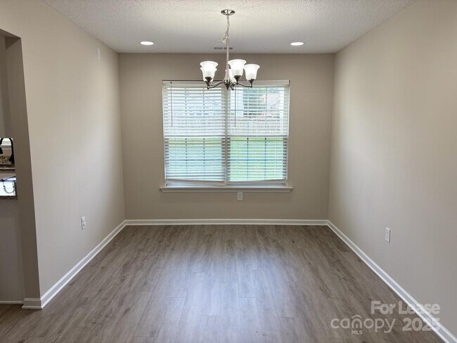Building Photo - 2303 Highland Park Dr