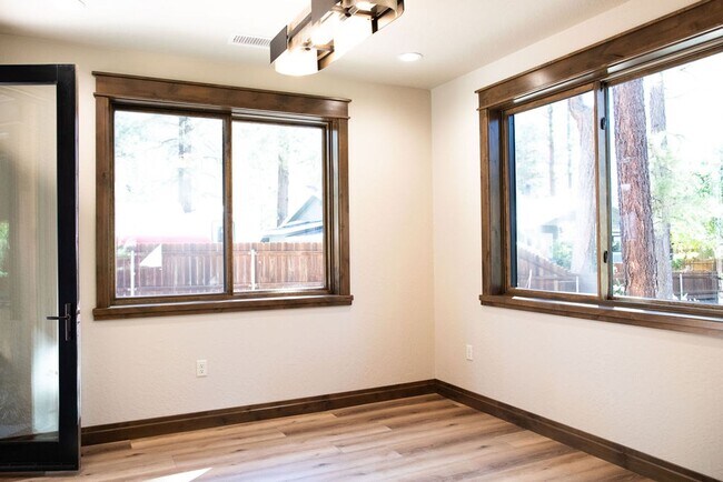 Building Photo - Beautiful 5 Bedroom Flagstaff Home