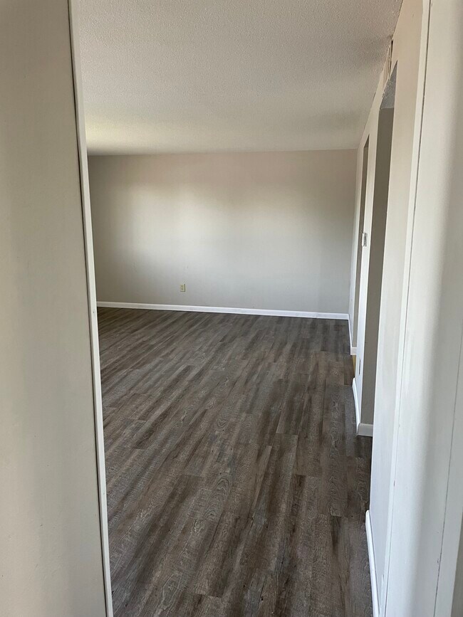 Living Rooom - 131 E Nowlin St