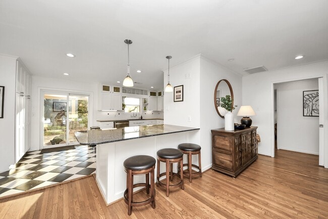 Building Photo - 411 Venice St