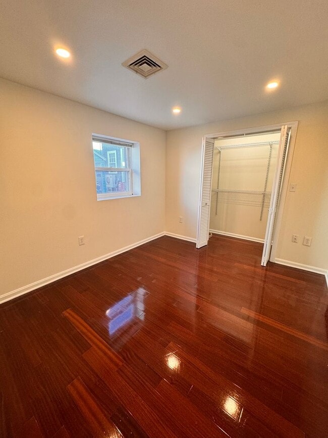 Building Photo - Two Bed Condo | Downtown Portsmouth | Off Street Parking | Washer/Dryer