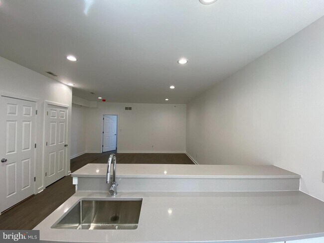 Building Photo - 528 N 34th St