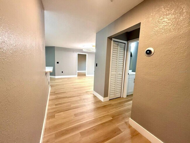 Building Photo - 5455 Vineland Rd