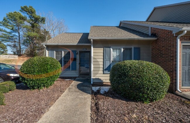 Building Photo - *ONE MONTH FREE* Cozy 1BR, 1BA End Unit Townhome In North Durham