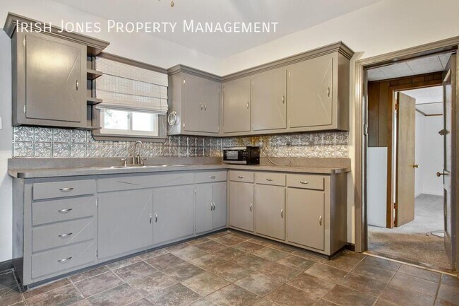 Building Photo - 138 Weimar St