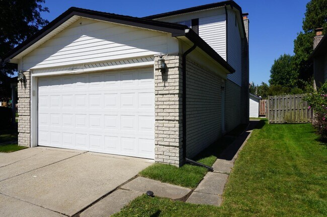Building Photo - 4415 Fox Hill Dr