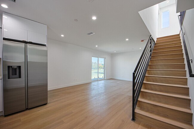 Building Photo - 1638 S Longwood Ave