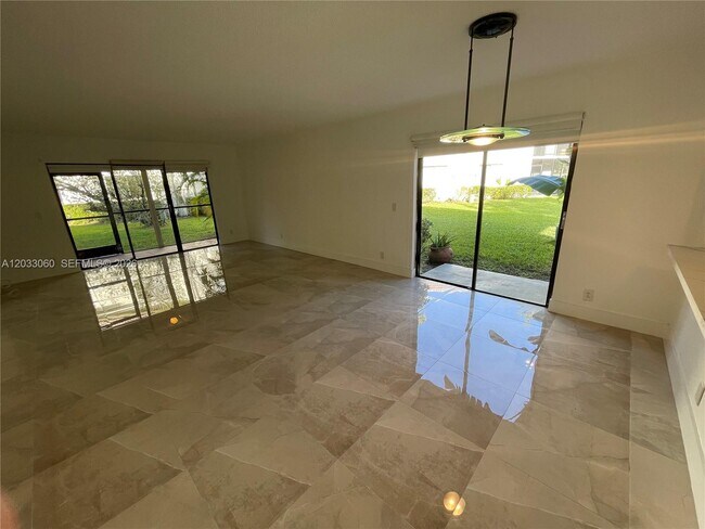 Building Photo - 409 Lakeview Dr